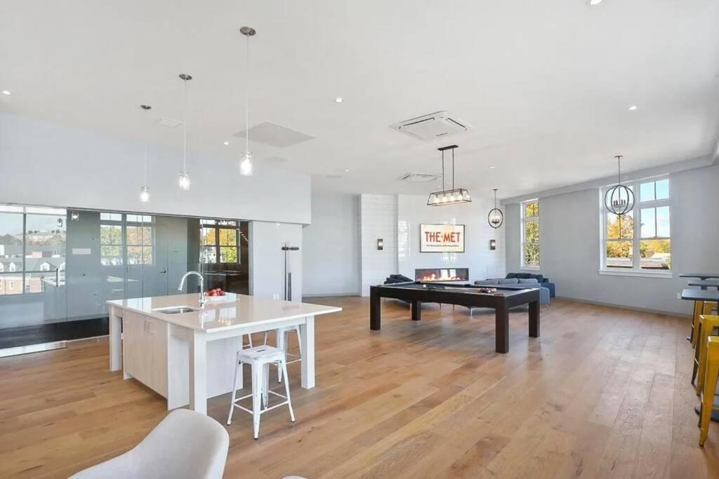 Luxury Apartment With Gym, Steps From Commuter Rail #4011 Reading Экстерьер фото